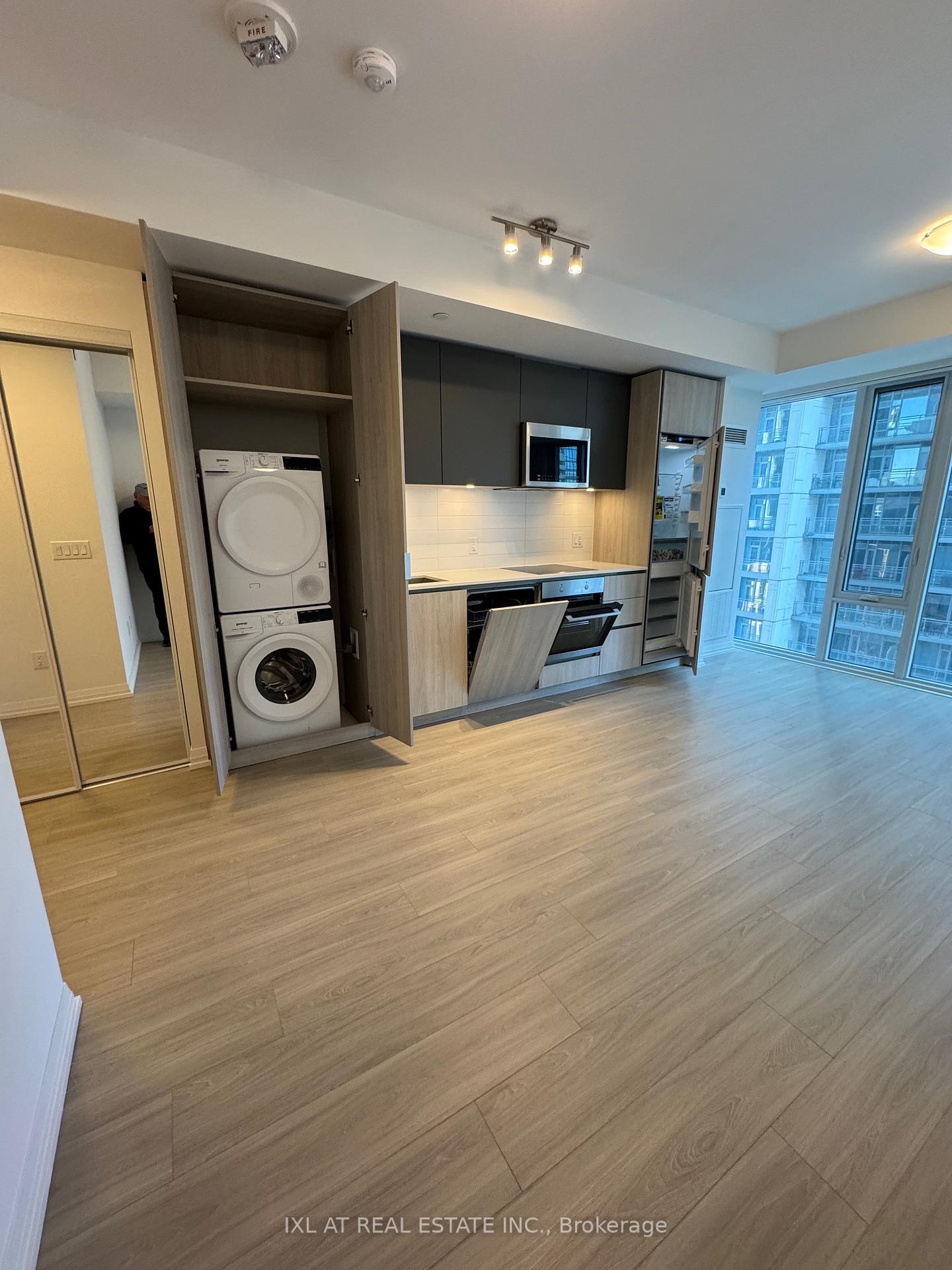 8-widmer-street-toronto-toronto-ontario-c13729998