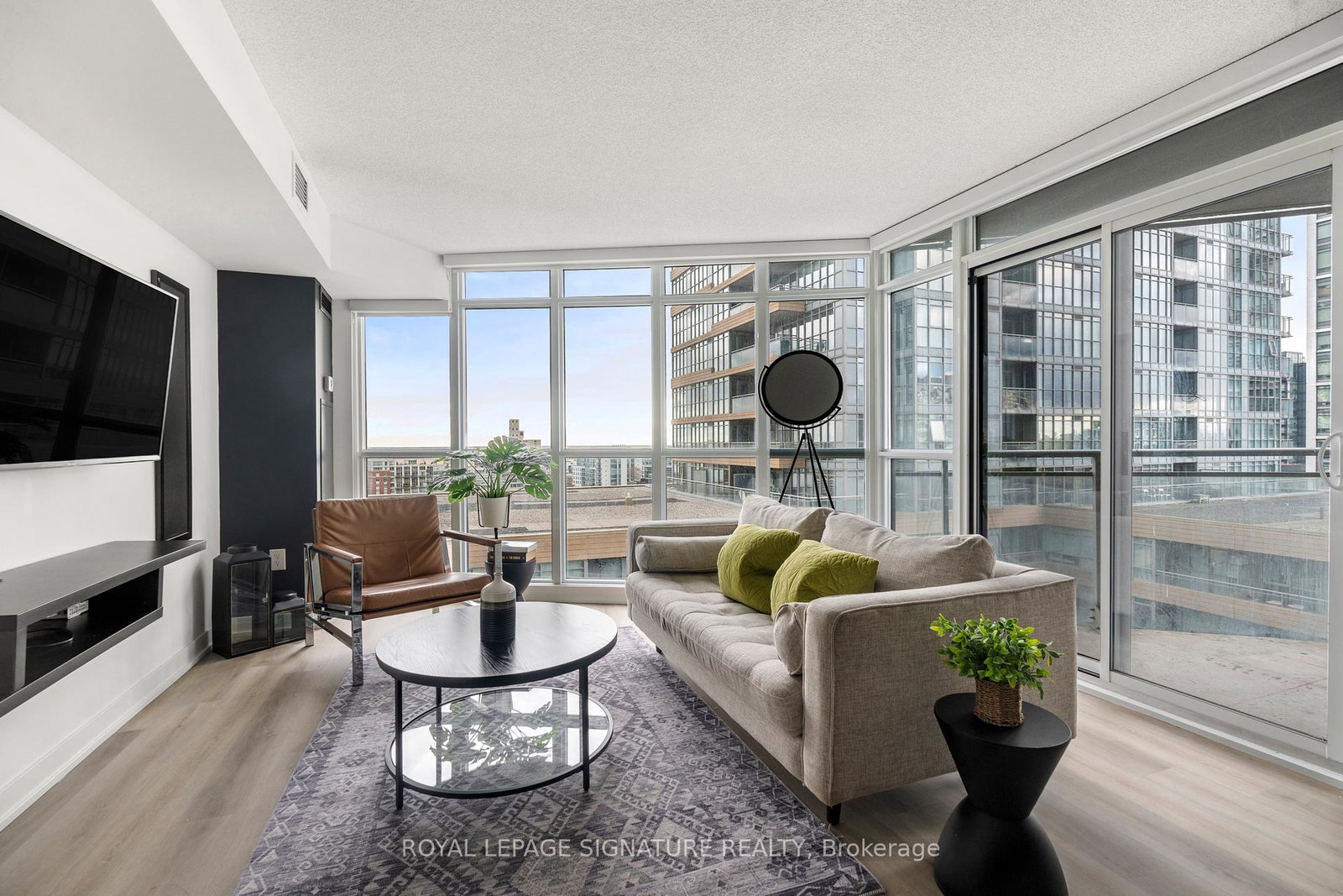 21-iceboat-terrace-toronto-toronto-ontario-c13733166