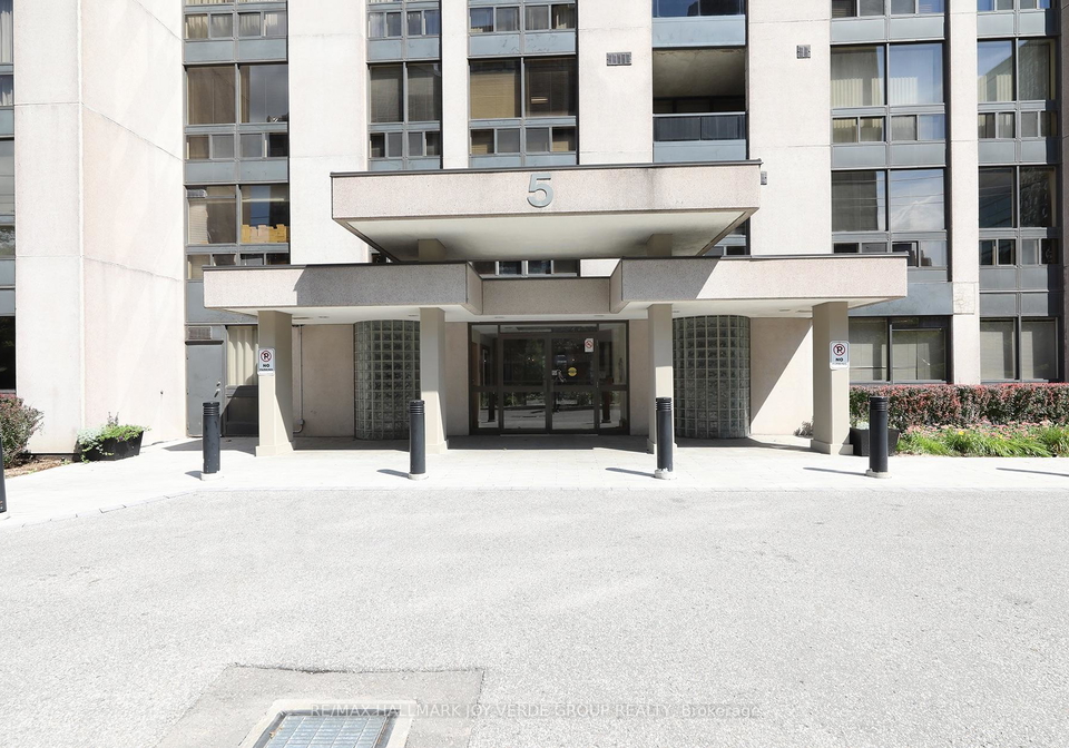 5-kenneth-avenue-toronto-north-york-ontario-c13750404