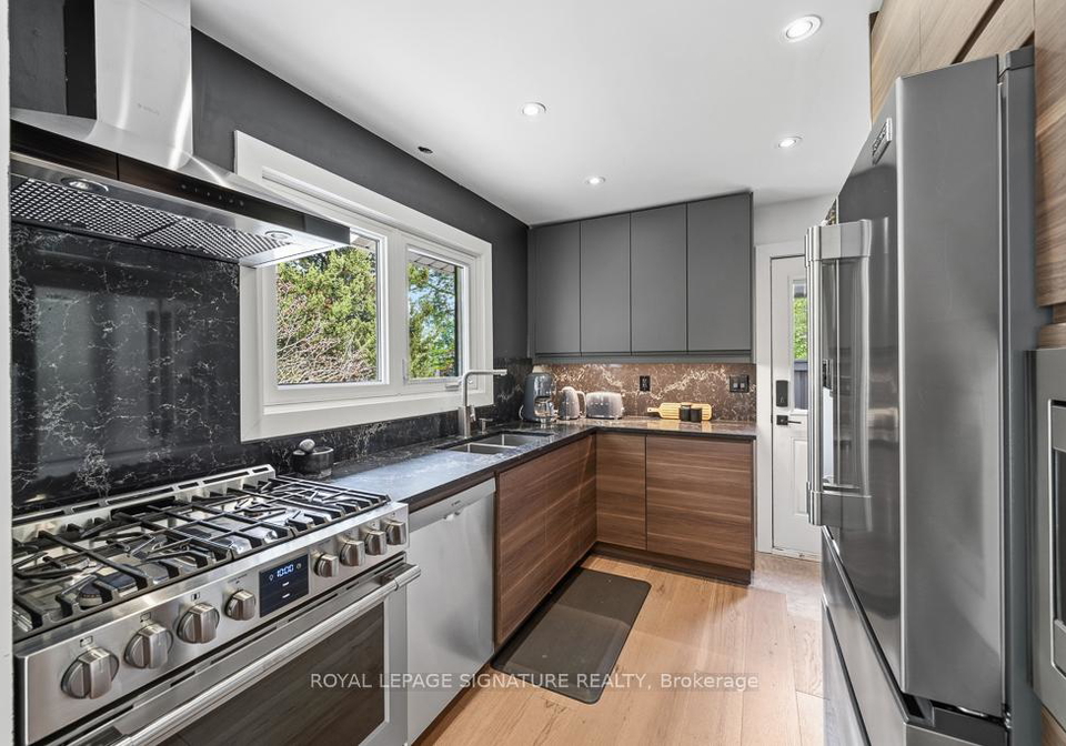 11-yewfield-crescent-toronto-north-york-ontario-c13753238