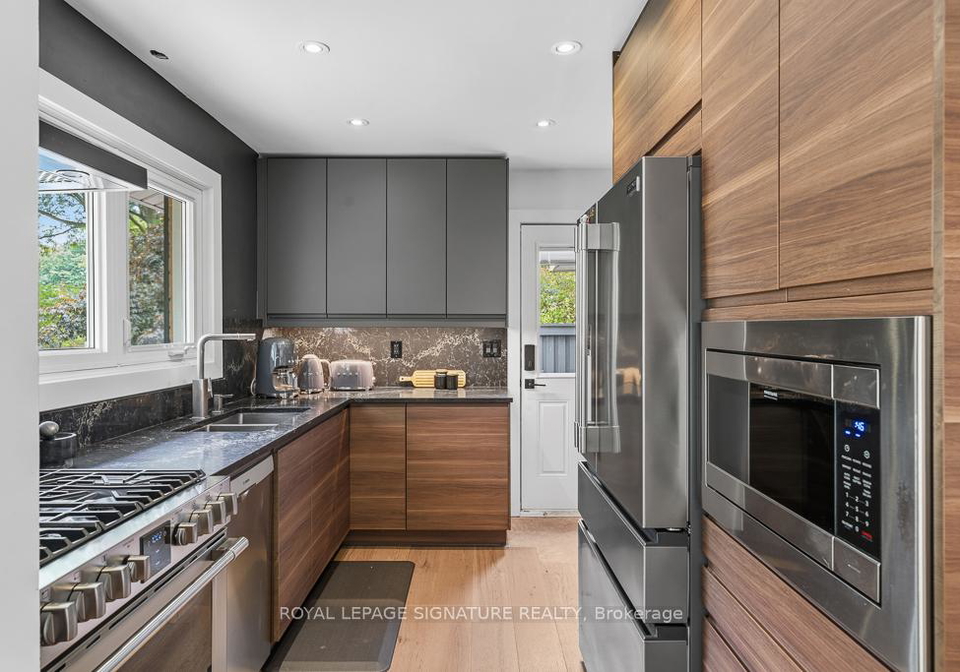 11-yewfield-crescent-toronto-north-york-ontario-c13753238