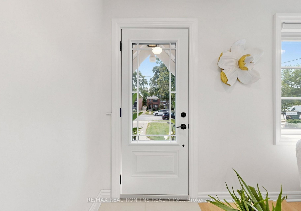 136-glenvale-boulevard-toronto-east-york-ontario-c13753894