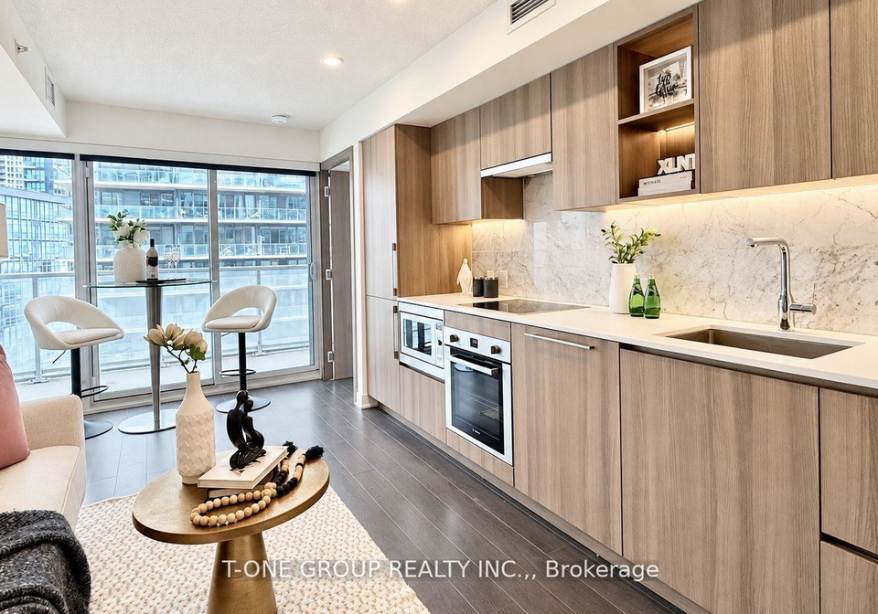 19-bathurst-street-toronto-toronto-ontario-c13763218