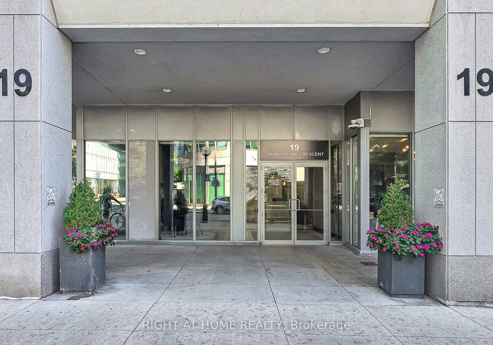 19-grand-trunk-crescent-toronto-toronto-ontario-c13780368