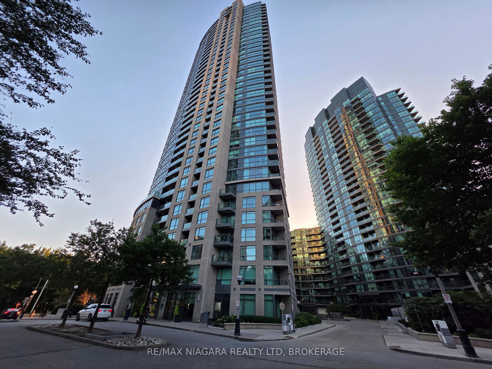 219-fort-york-boulevard-toronto-toronto-ontario-c13784908