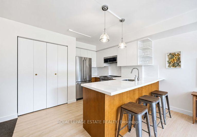 140-bathurst-avenue-toronto-toronto-ontario-c13840882