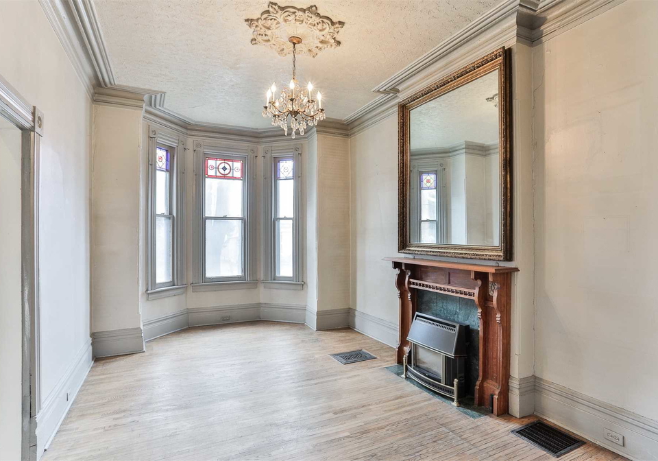 370-sackville-street-toronto-ontario-c4766209