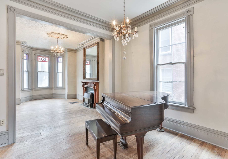 370-sackville-street-toronto-ontario-c4766209