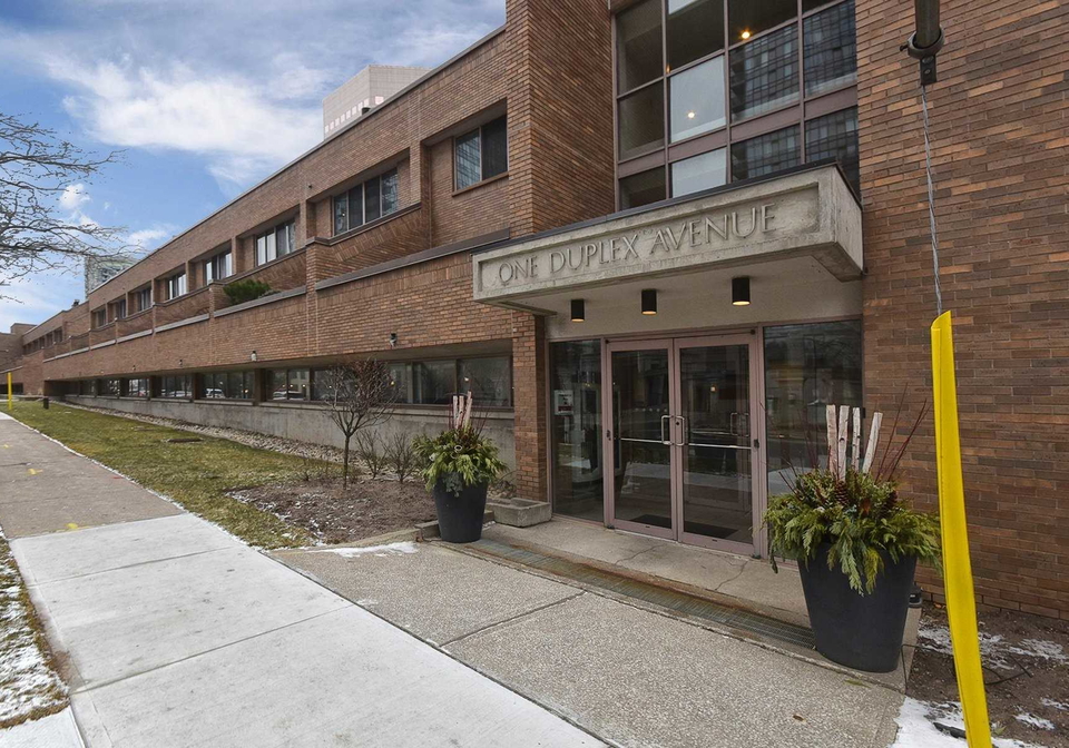 1-duplex-avenue-toronto-ontario-c5471603