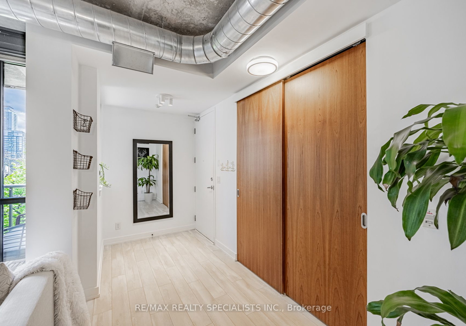 64-niagara-street-toronto-ontario-c8321572