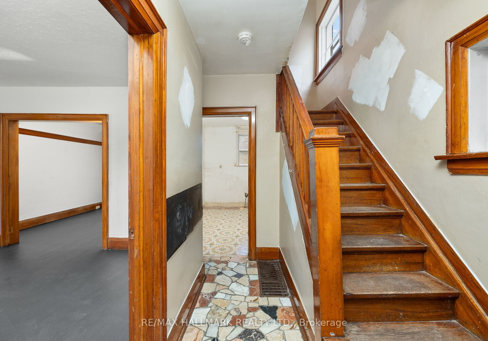 545-northcliffe-boulevard-toronto-ontario-c8390504