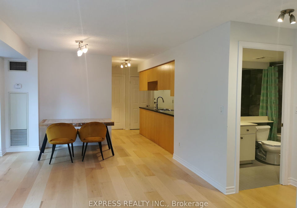 250-wellington-street-toronto-ontario-c8449902