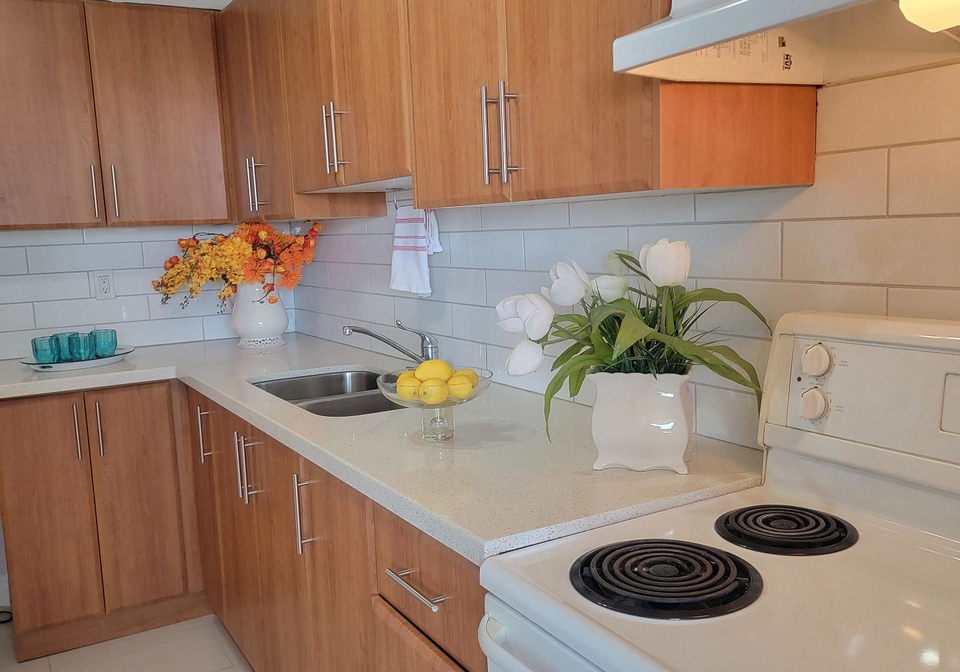1-massey-square-east-york-ontario-e12013382