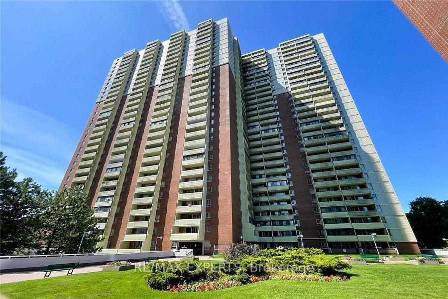1-massey-square-east-york-ontario-e12057686