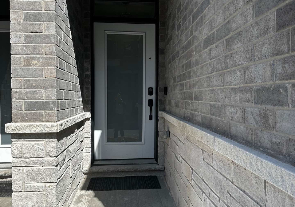 26-gerry-henry-lane-clarington-ontario-e12075968