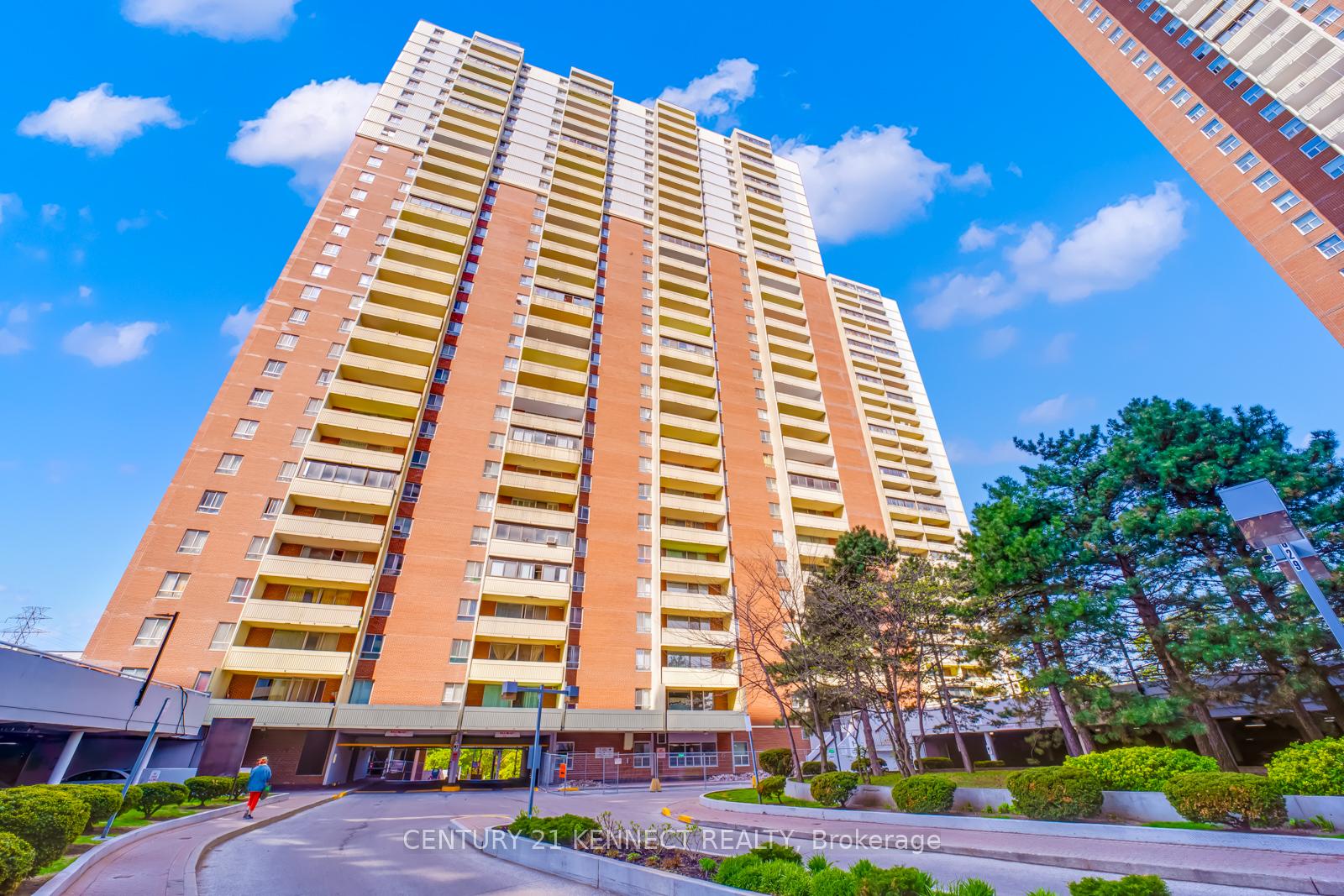 1-massey-square-east-york-ontario-e12148685