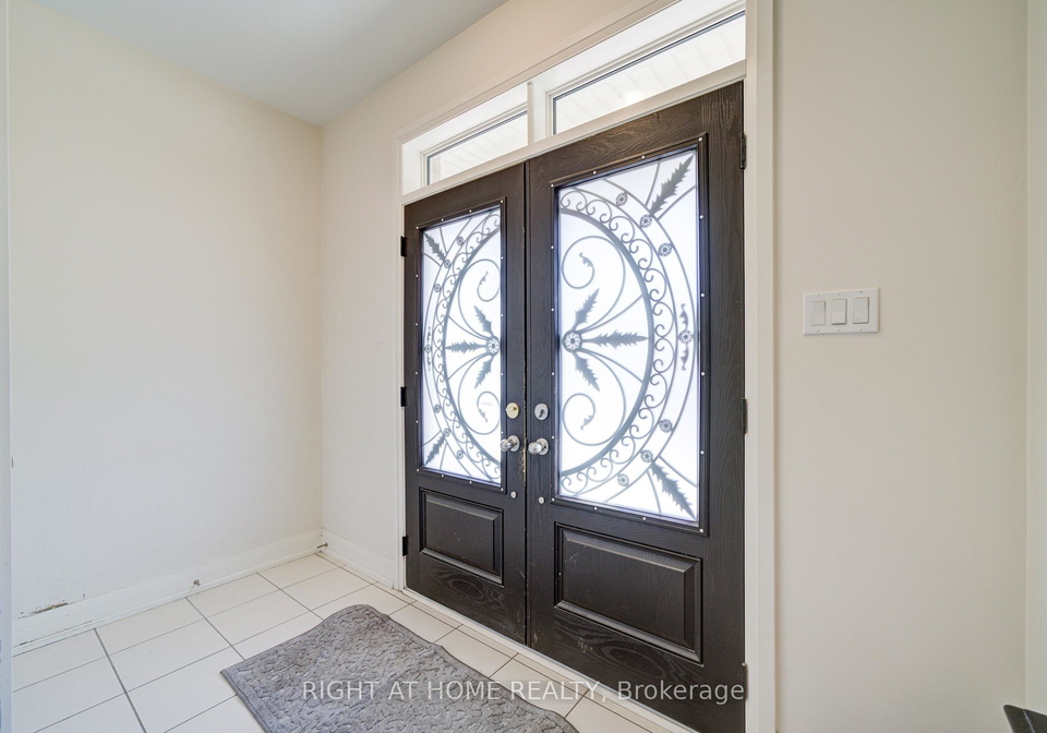 4-hassard-short-lane-ajax-ontario-e12187064