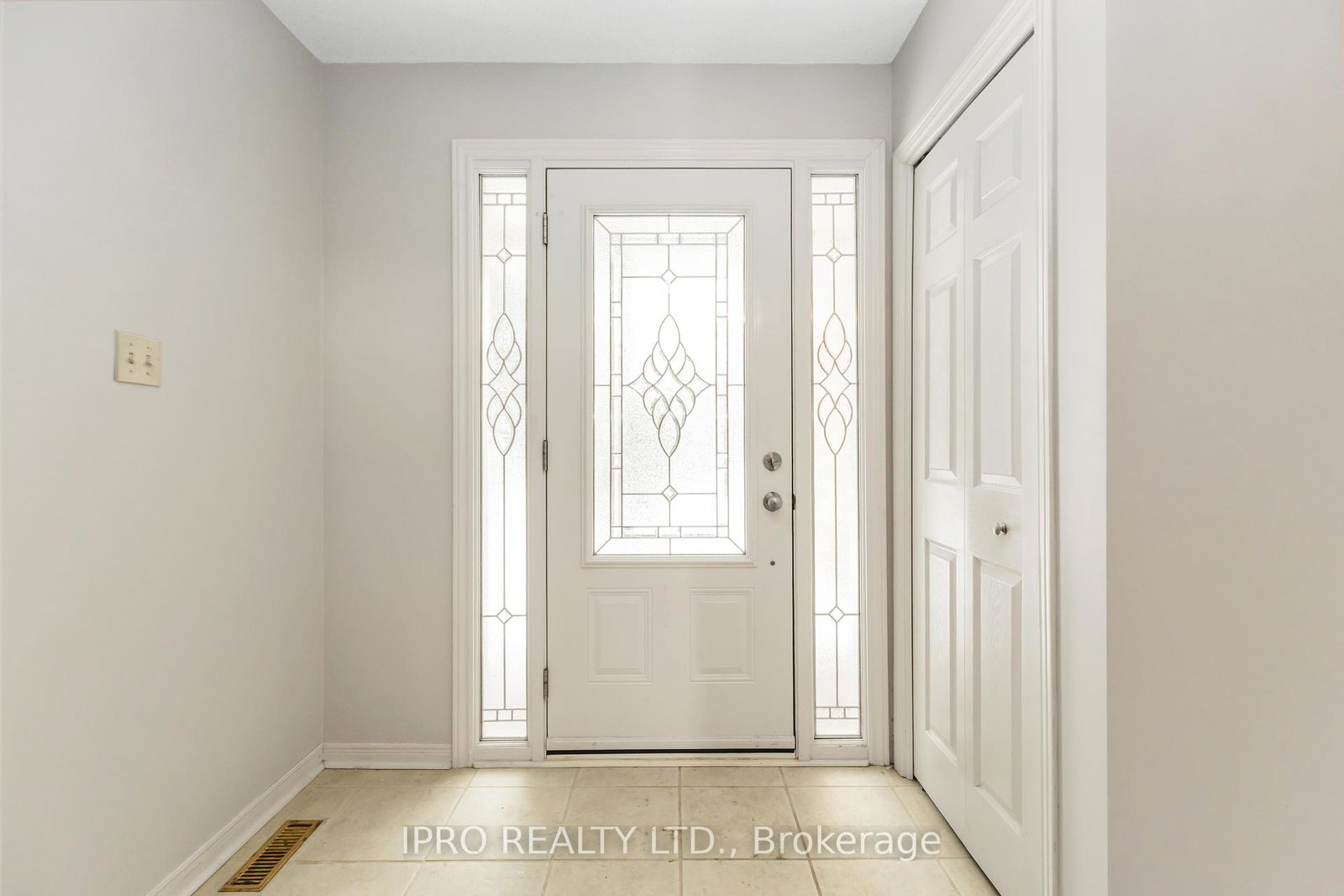 8-belmont-court-whitby-ontario-e12187822