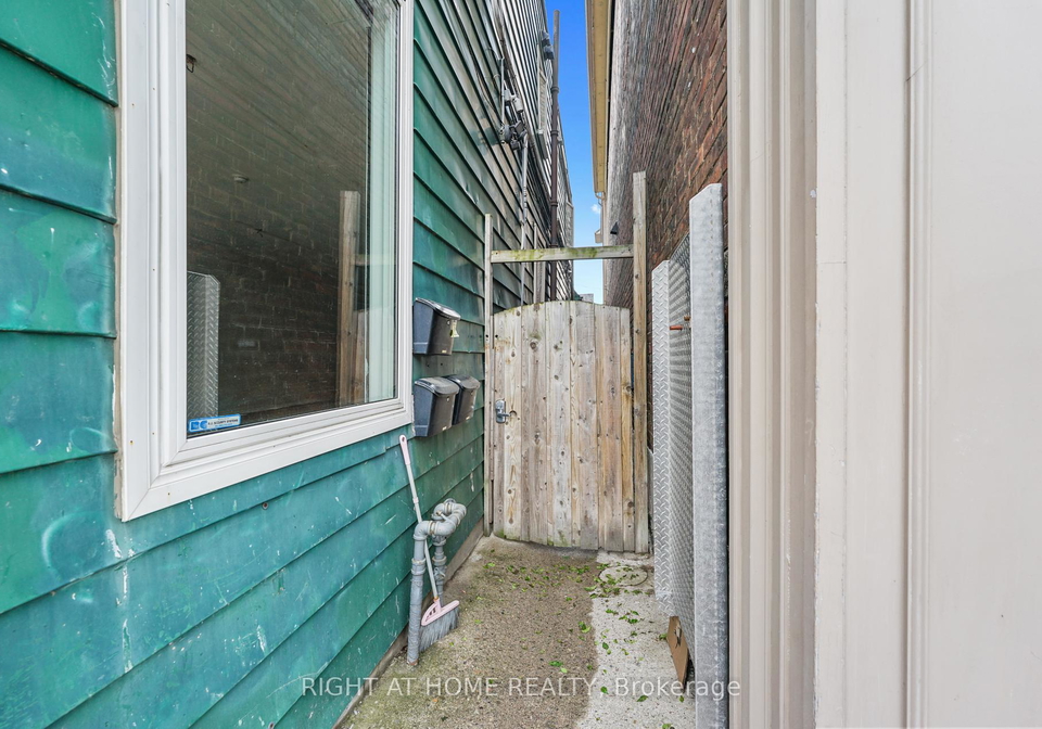 2207-queen-street-e-toronto-ontario-e12201940