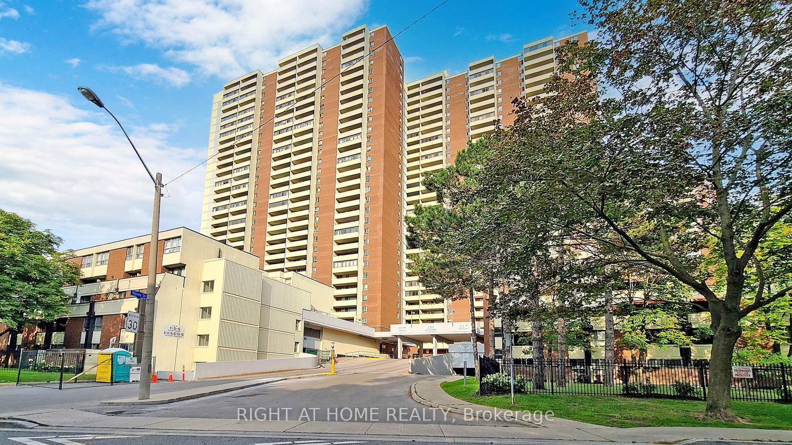 1-massey-square-east-york-ontario-e12219183