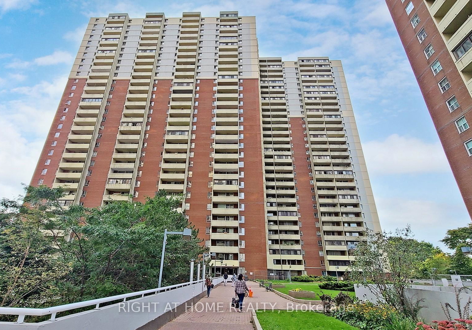 1-massey-square-east-york-ontario-e12219183