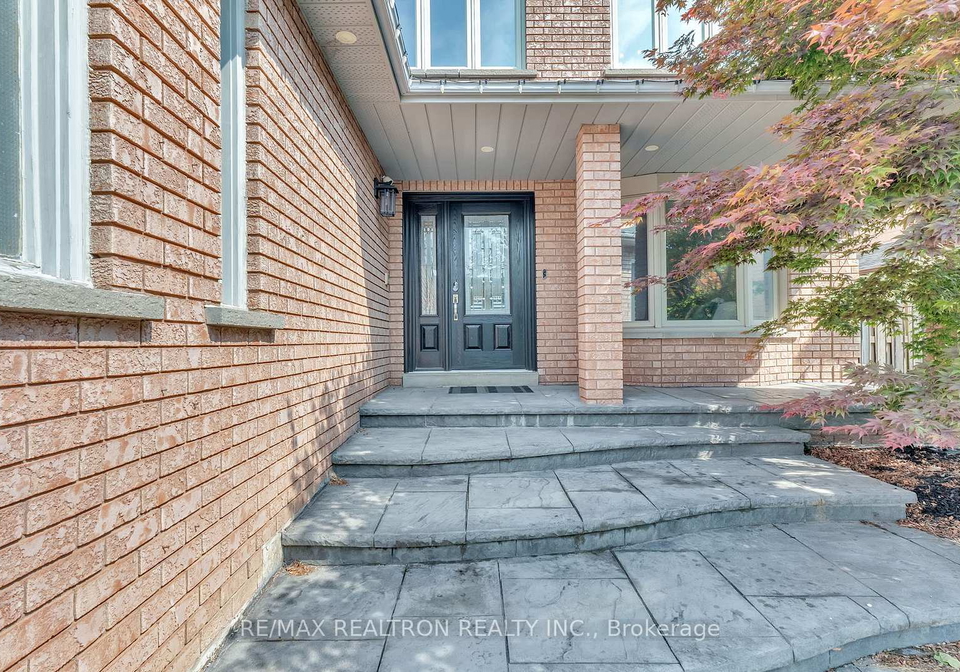 8-falstaff-crescent-whitby-ontario-e12261282