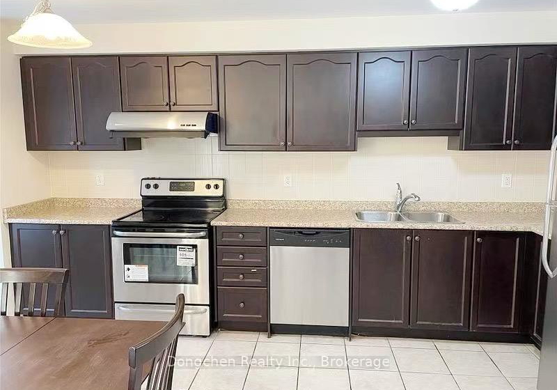 21-kawneer-terrace-scarborough-ontario-e12269478