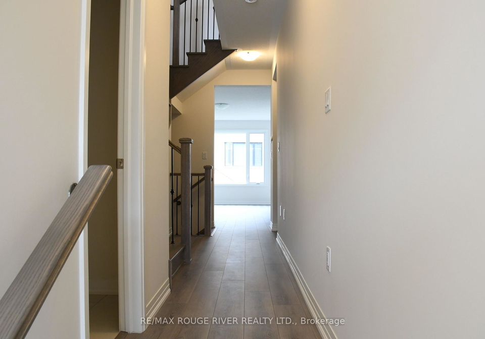 3016-sideline-16-pickering-ontario-e12273699