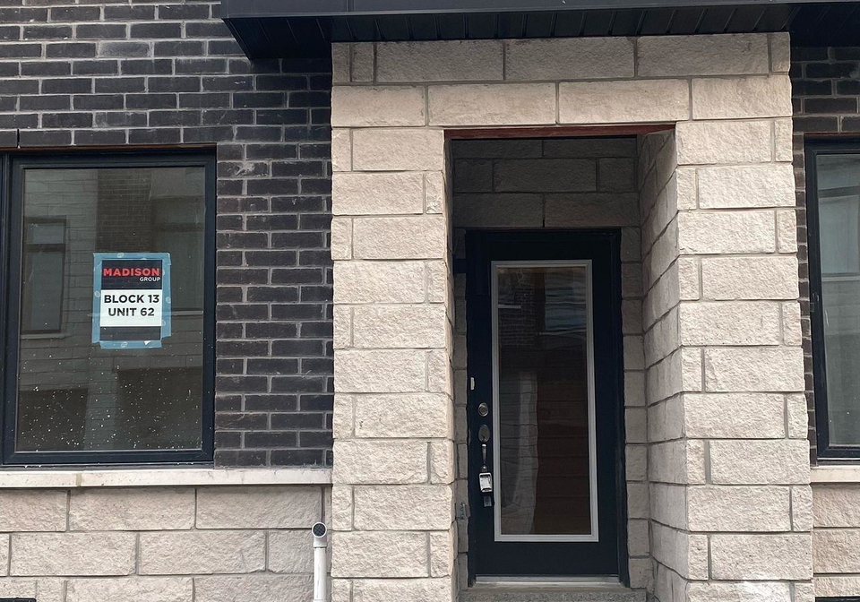 2573-castlegate-crossing-pickering-ontario-e12276570