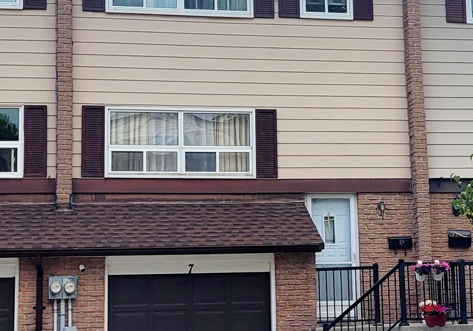 320-blackthorn-street-oshawa-ontario-e12287415