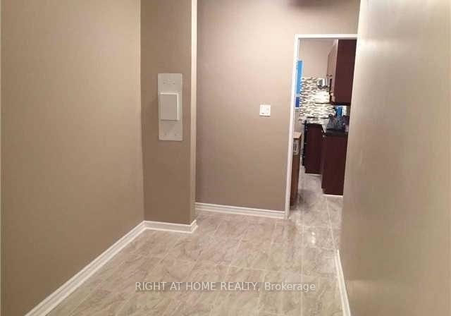3-massey-square-east-york-ontario-e12296361
