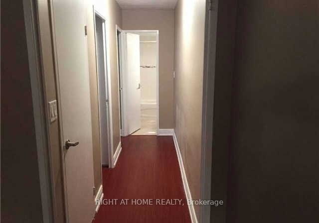 3-massey-square-east-york-ontario-e12296361