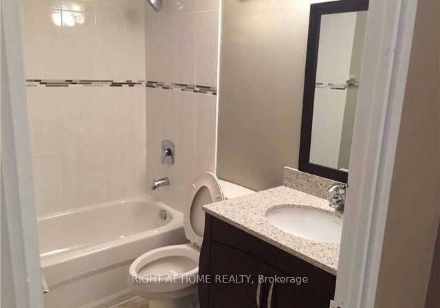 3-massey-square-east-york-ontario-e12296361