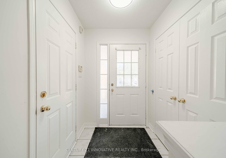 1524-avonmore-square-pickering-ontario-e12300049