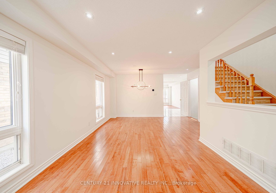 1524-avonmore-square-pickering-ontario-e12300049