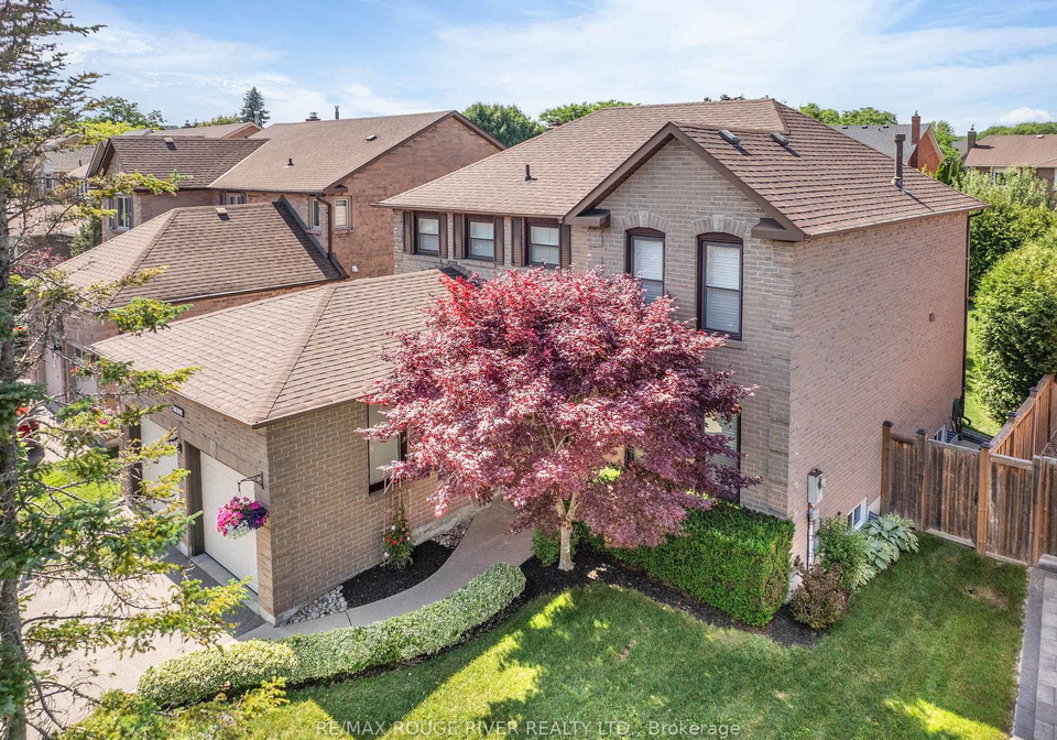 1830-post-drive-pickering-ontario-e12302113
