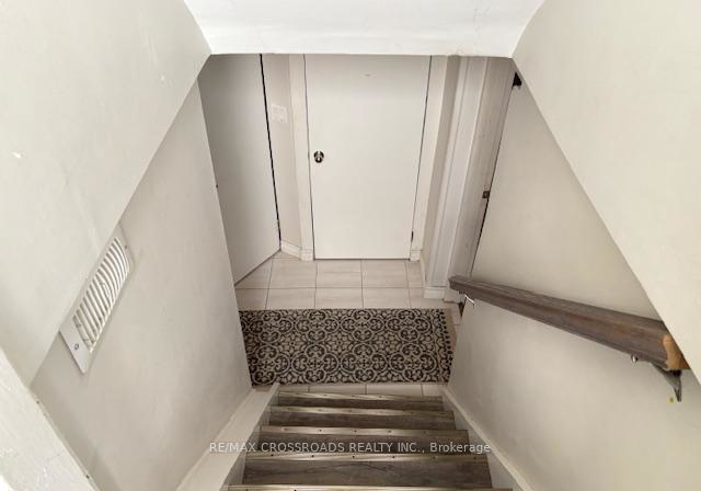 9-roblin-bsmt-avenue-east-york-ontario-e12318535