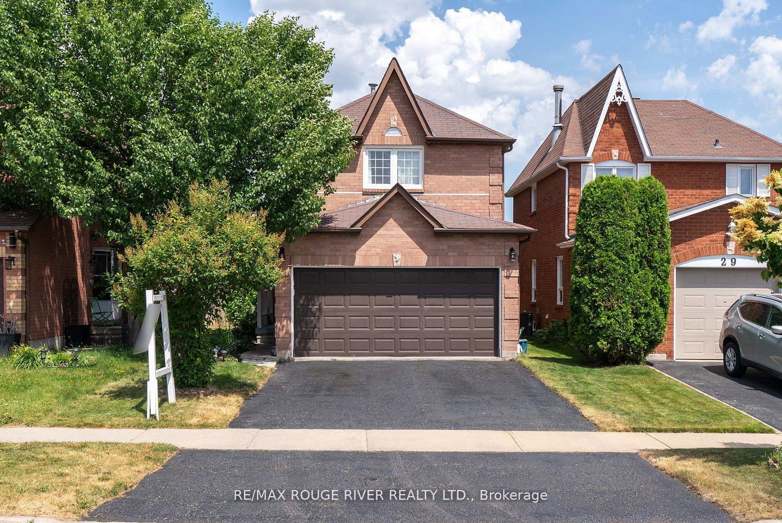 31-sharp-crescent-ajax-ontario-e12321239