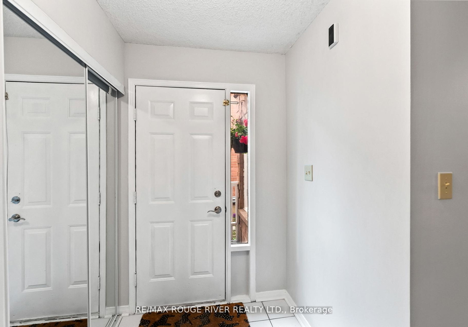 31-sharp-crescent-ajax-ontario-e12321239