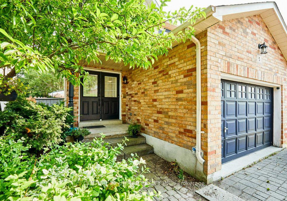 5-pickard-gate-clarington-ontario-e12329917