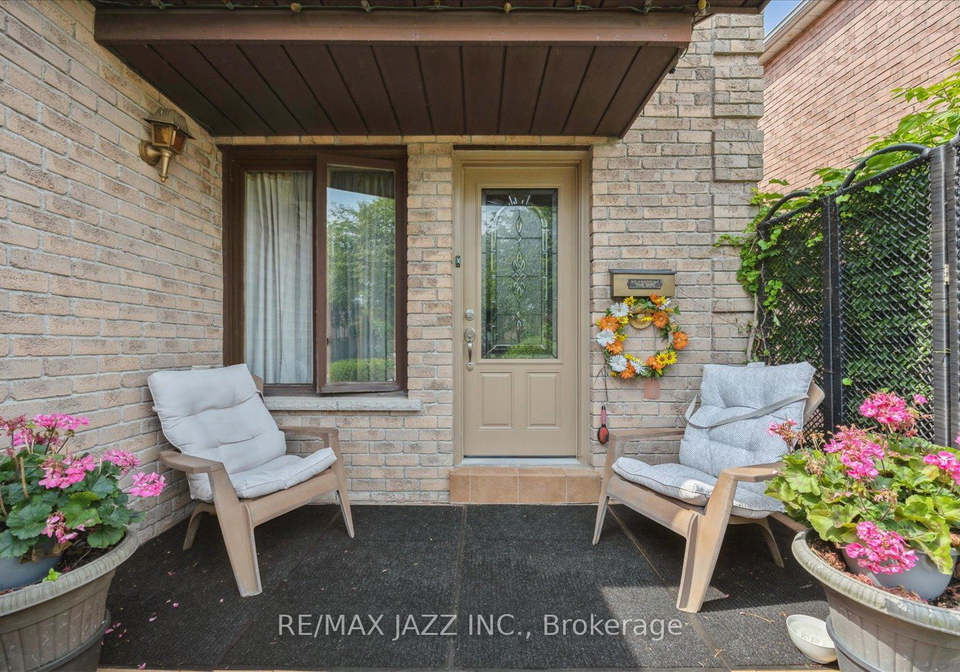 24-large-crescent-ajax-ontario-e12331131