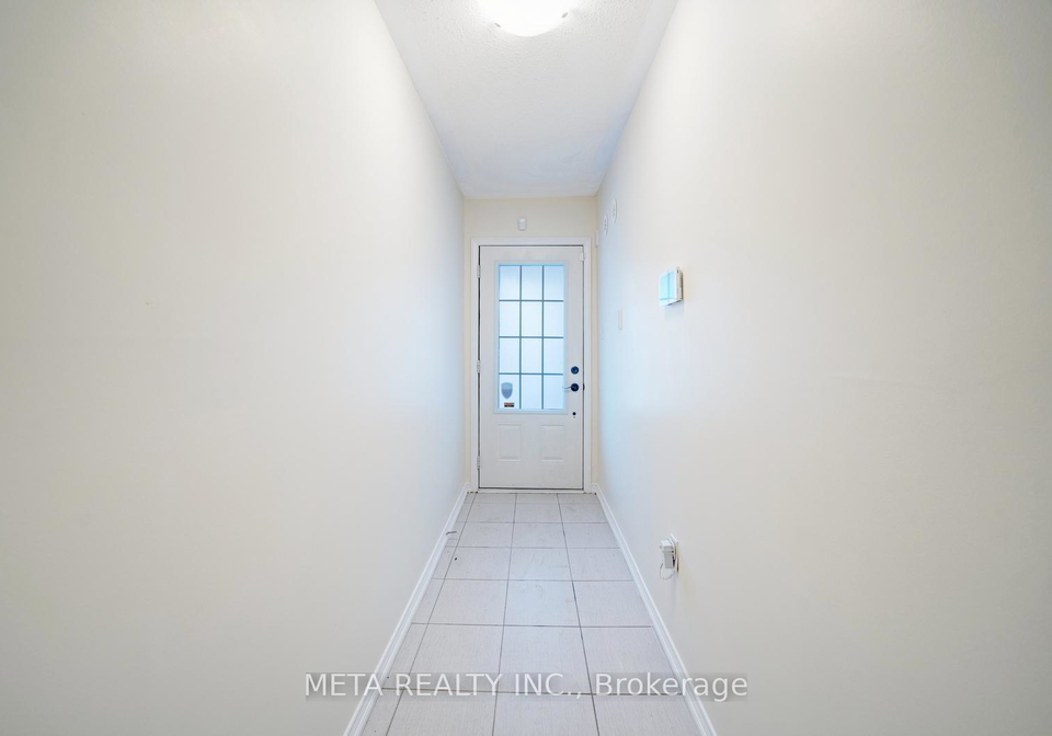 28-icy-note-path-oshawa-ontario-e12331568