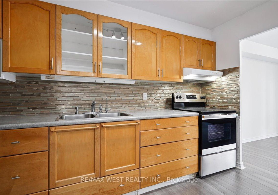 5-massey-square-east-york-ontario-e12333131