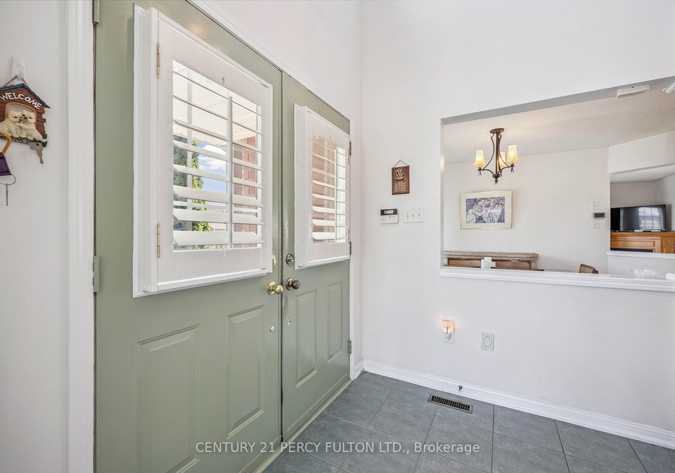 1-robideau-place-whitby-ontario-e12339044