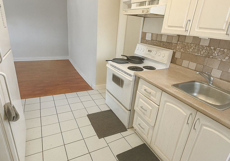 3-summer-drive-scarborough-ontario-e12339168