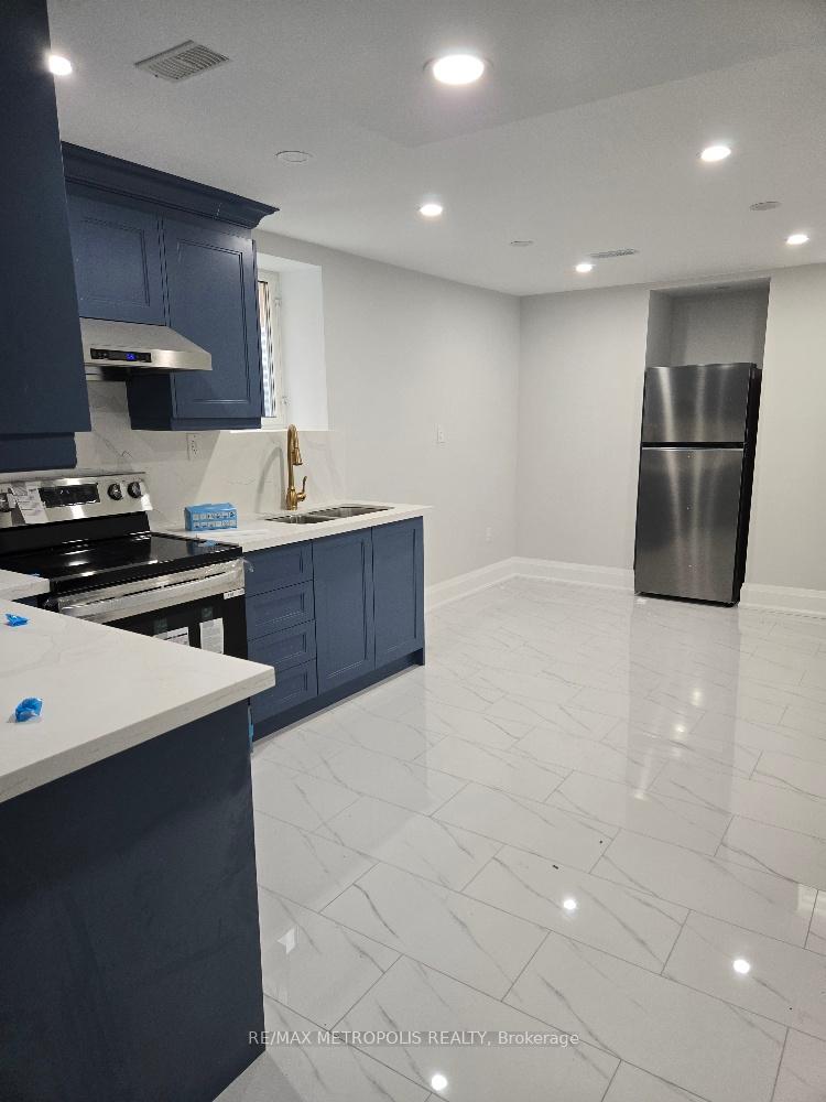1136-enchanted-crescent-pickering-ontario-e12340034