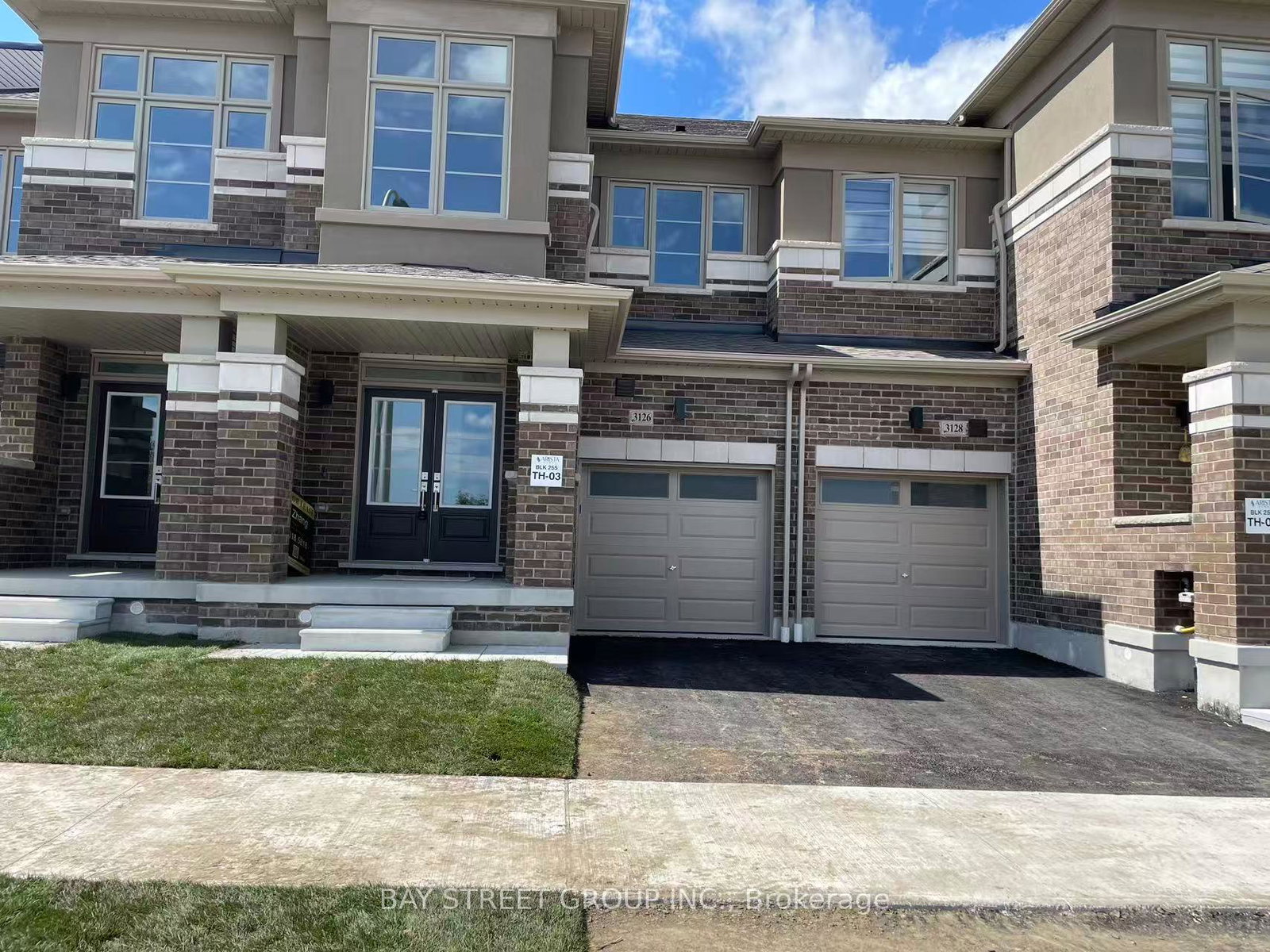 3126-sideline-16-pickering-ontario-e12348972