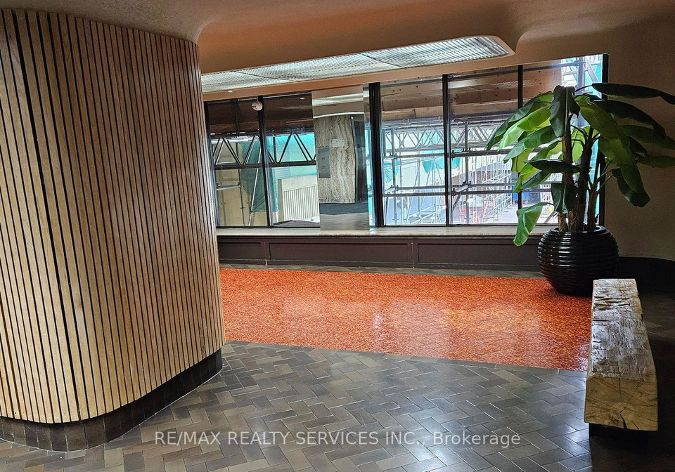 1-massey-square-east-york-ontario-e12365053