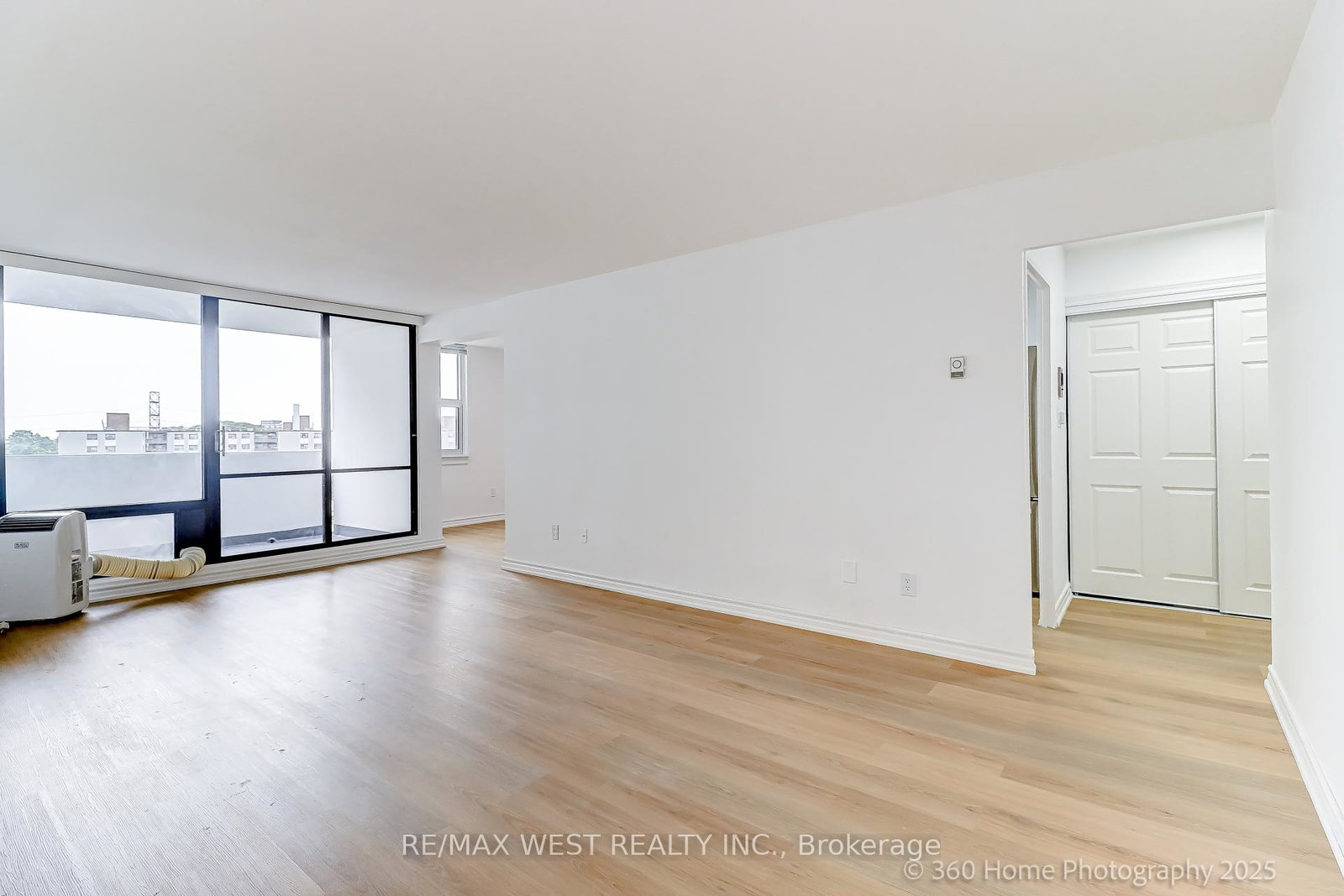3-massey-square-east-york-ontario-e12365614