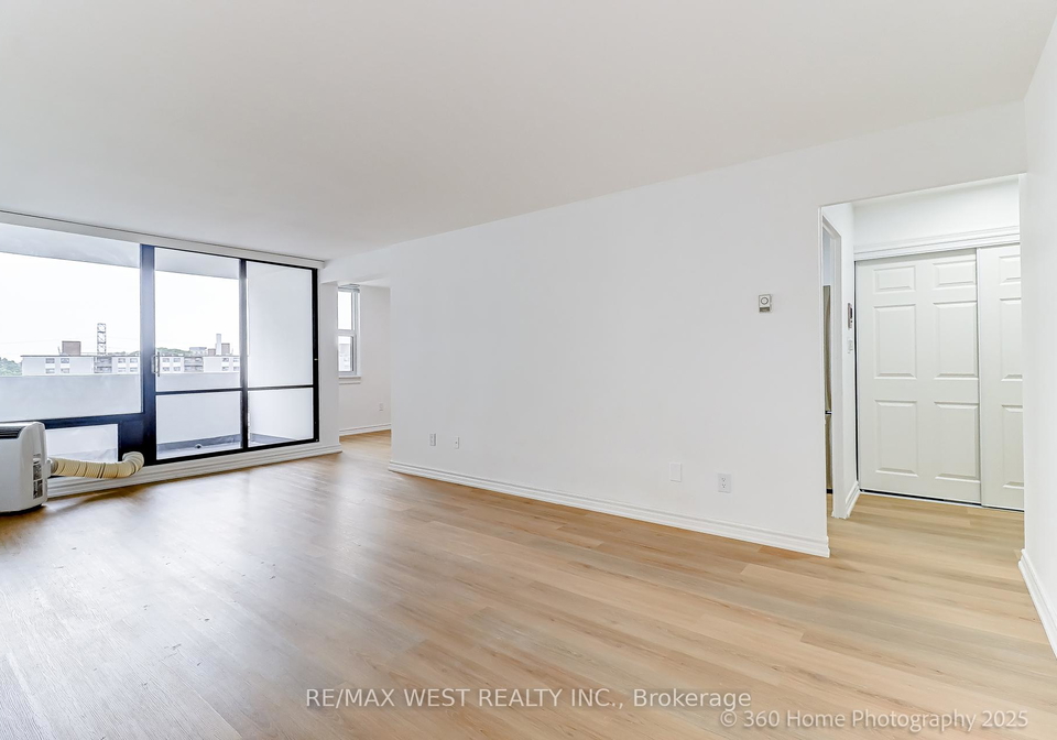 3-massey-square-east-york-ontario-e12365614